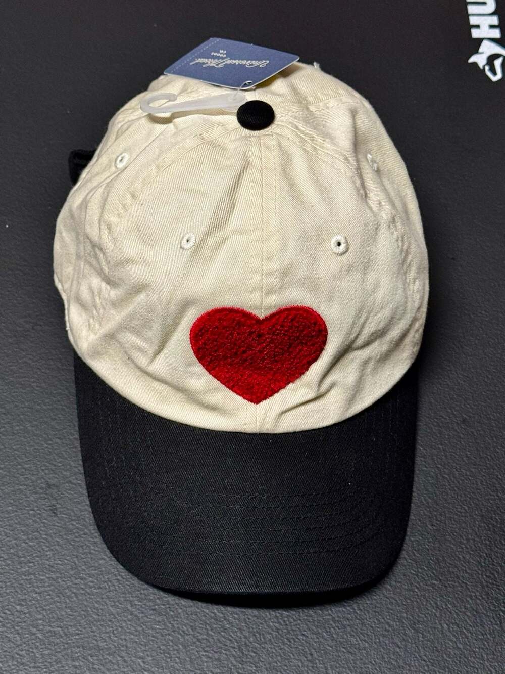 H29 Universal Thread Heart Patch Baseball Cap NWT Cream Black Red